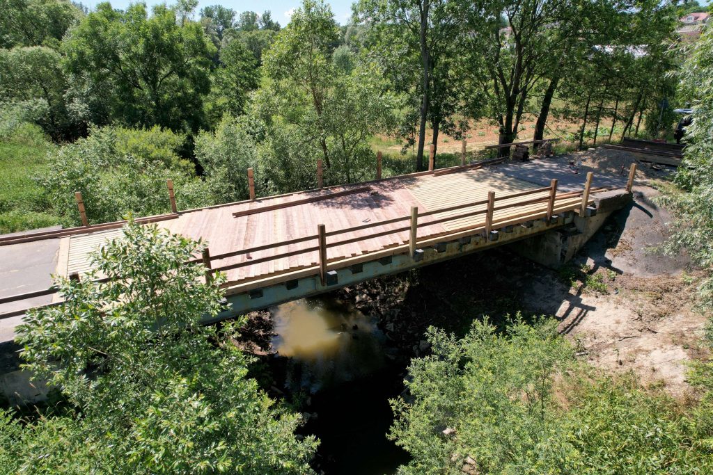 Remont mostu w Łączkach Kucharskich