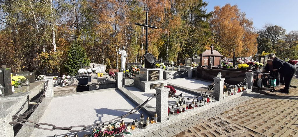 Remont mogiły zbiorowej na cmentarzu parafialnym w Ropczycach