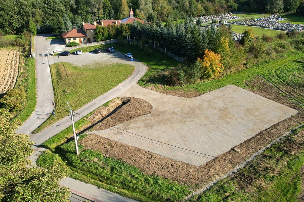 Nowe miejsca postojowe przy cmentarzu komunalnym w Ropczycach